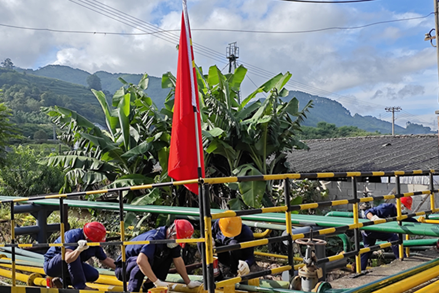 除锈刷漆 防护管道——普洱制盐突击队在行动